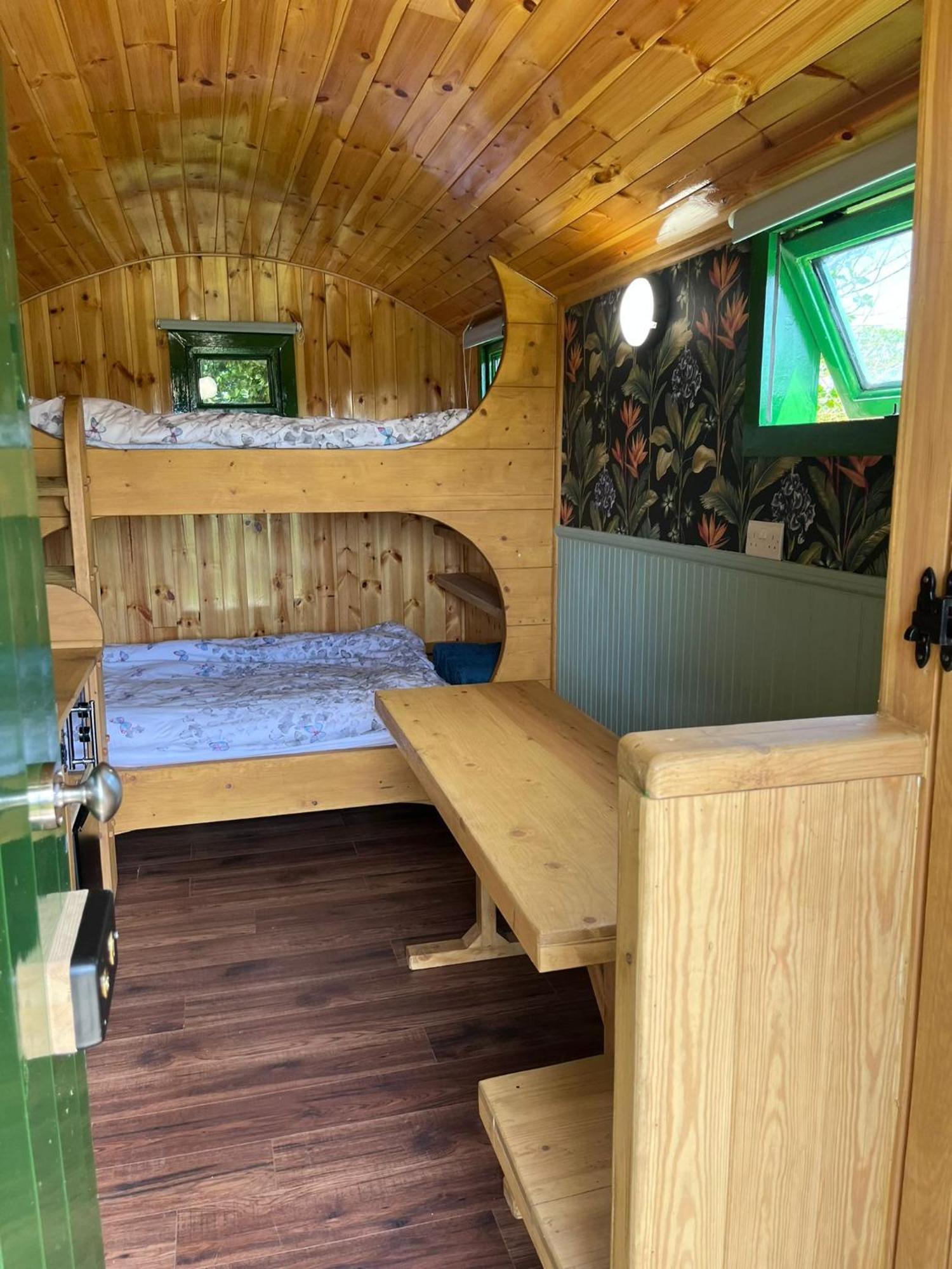 Woodie The Shepherds Hut - Sleeps 4 Chichester Exterior photo
